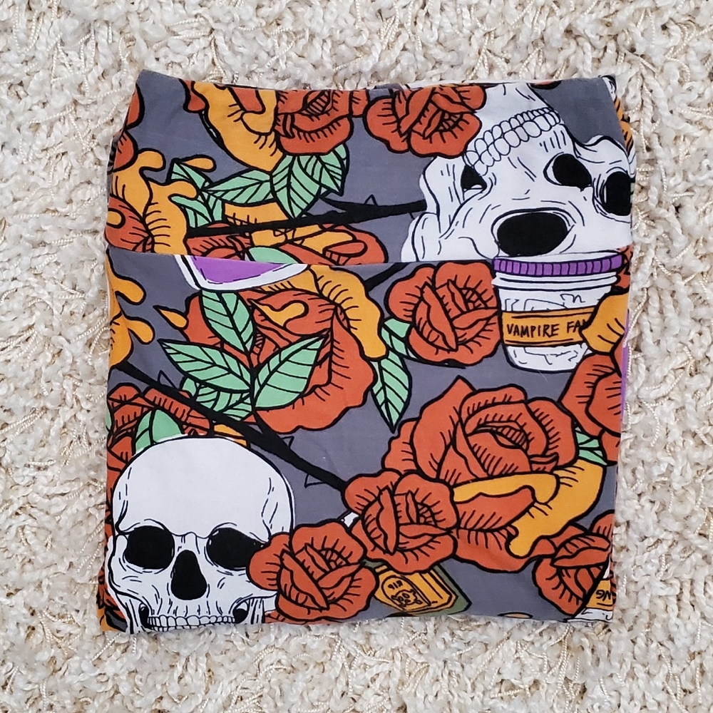 NWOT Rose and skull leggings